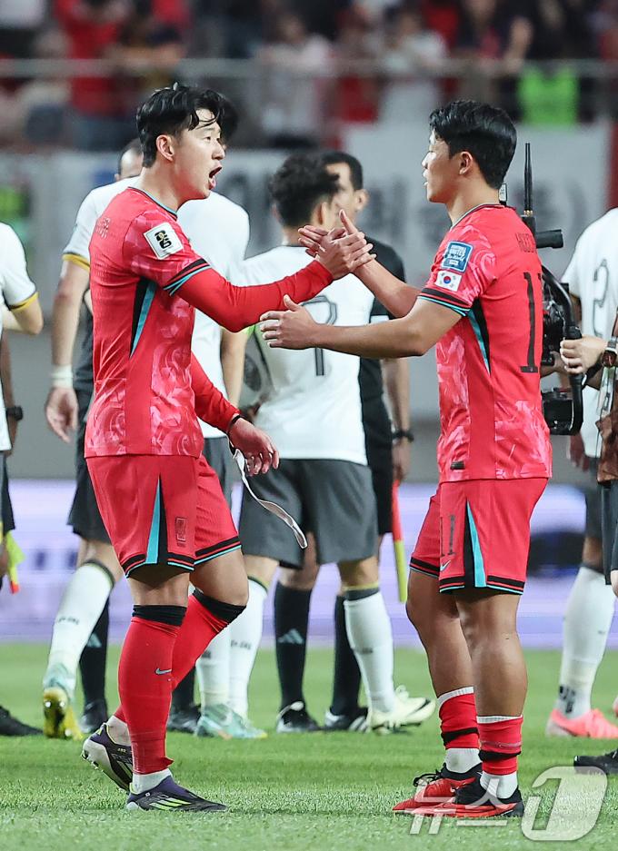 [사진] 황희찬과 기쁨 나누는 손흥민