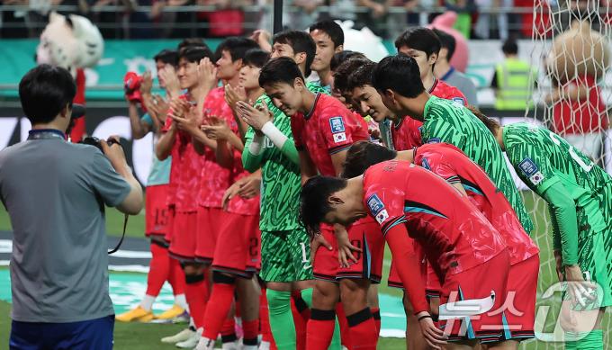 [사진] 팬들에게 고개 숙여 인사하는 축구 대표팀