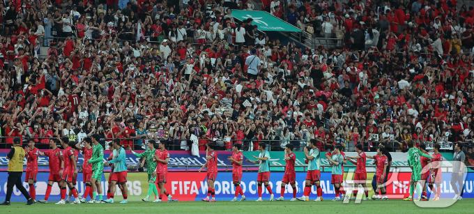 [사진] 팬들에게 인사하는 축구 대표팀