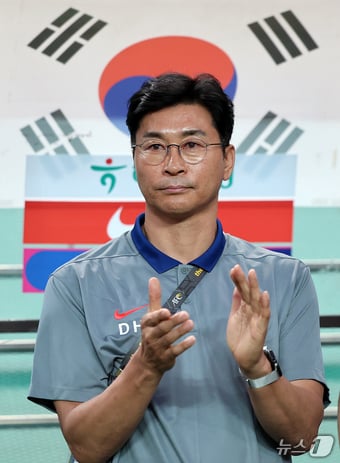 11일 오후 서울 마포구 상암동 서울월드컵경기장에서 열린 2026 북중미 월드컵 아시아 2차 예선 조별리그 C조 6차전 대한민국과 중국의 경기를 앞두고 대한민국 김도훈 임시 감독이 선수들을 보며 손뼉을 치고 있다. 2024.6.11/뉴스1 ⓒ News1 김진환 기자