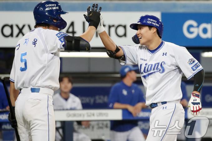 11일 오후 대구 삼성라이온즈파크에서 열린 프로야구 '2024 신한 SOL 뱅크 KBO리그' LG 트윈스와 삼성 라이온즈의 경기, 8회말 2사 상황 삼성 2번타자로 나온 김동진이 우월 1점 홈런을 친 뒤 홈을 밟고 구자욱과 하이파이브를 나누고 있다. 2024.6.11/뉴스1 ⓒ News1 공정식 기자