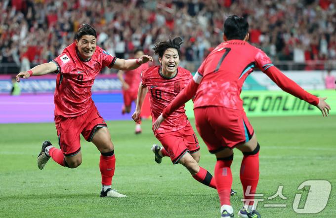 11일 오후 서울 마포구 상암동 서울월드컵경기장에서 열린 2026 북중미 월드컵 아시아 2차 예선 조별리그 C조 6차전 대한민국과 중국의 경기 후반전, 대한민국 이강인이 선취골을 넣은 뒤 환호하고 있다. 2024.6.11/뉴스1 ⓒ News1 김진환 기자