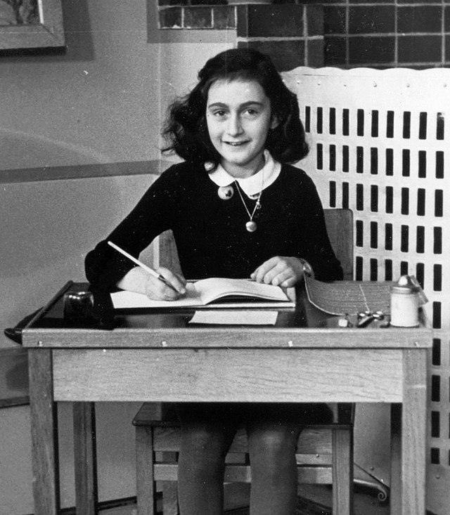안네 프랑크. (출처: Unknown author, Collectie Anne Frank Stichting Amsterdam, 흑백사진(1940), Wikimedia Commons, Public Domain)