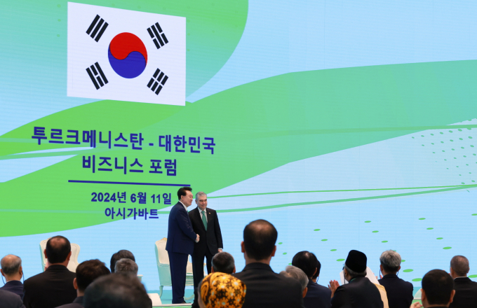 정부가 자원부국인 중앙아시아 3개국과 협력 강화에 나서면서 국내 건설기업의 해외수주에도 청신호가 켜졌다. 사진은 투르크메니스탄을 국빈 방문한 윤석열(왼쪽) 대통령이 지난 11일(현지시각) 아시가바트 투르크메니스탄 상공회의소에서 열린 한-투르크메니스탄 비즈니스포럼에서 구르반굴리 베르디무하메도프 투르크메니스탄 국가최고지도자 겸 인민이사회 의장과 만난 모습. /사진=뉴시스