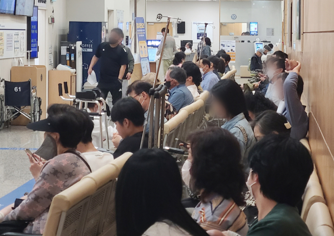 서울대병원이 17일 이후 집단 휴진에 돌입하겠다고 밝히면서 빅5병원을 중심으로 집단 휴진 동참이 확대되고 있다. 이 가운데 분당서울대병원 노조가 환자를 위해 휴진을 멈춰달라고 호소했다. 분당서울대병원이 진료를 대기하는 시민들로 북적이고 있다. /사진=뉴스1