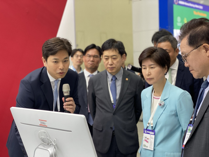 이용균 알스퀘어 대표(왼쪽 첫 번째)가 김주현 금융위원장, 백혜련 국회 전 정무위원장, 강석훈 산업은행 회장에게 지난해 6월 '넥스트라이즈 2023' 행사장에서 '알스퀘어애널리틱스(R.A)'를 소개하고 있다./사진 제공=알스퀘어