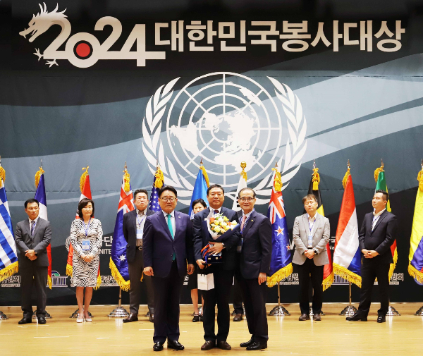 이승준 오리온 대표이사가 '2024 상반기 대한민국 봉사 대상'에서 3개 부문을 수상했다. 지난 11일 서울 여의도 국회 의원회관 대회의실에서 열린 '2024 상반기 대한민국 봉사 대상 시상식'에서 (왼쪽부터) 유준상 한국정보기술연구원장, 이승준 오리온 대표이사, 안헌식 한국유엔봉사단 이사장이 기념촬영을 하고 있다. /사진=오리온