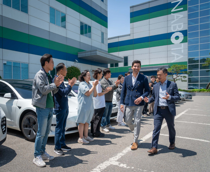 데이비드 모아타제디 에볼루스 최고경영자(CEO)가 최근 대웅제약 포툴리눔 톡신 공장을 방문했다. 사진은 박성수 대웅제약 대표(오른쪽)와 모아타제디 에볼루스 CEO를 환영하는 대웅제약 직원. /사진=대웅제약 제공