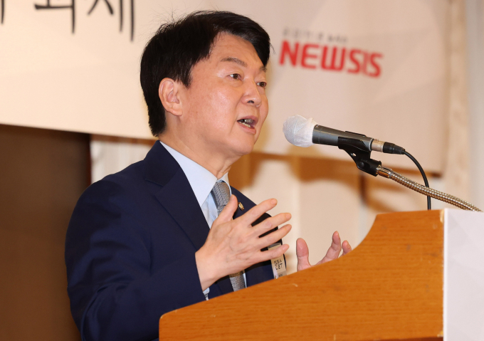 안철수 국민의힘 의원(경기 성남분당갑)이 야권의 김건희 여사 특검법 발의 움직임에 대해 검찰 수사를 지켜보자고 주장했다. 사진은 안 의원이 지난달 29일 서울 중구 롯데호텔서울에서 열린 제6회 뉴시스 건설부동산포럼, '지속 가능한 주택 공급을 위한 도전과 과제'에서 축사하는 모습. /사진=뉴시스
