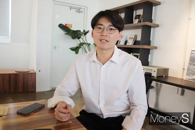 강사빈 전 국민의힘 상근부대변인이 12일 대구 중구 동성로 소재 '북카페 반월'에서 '머니S'와 인터뷰를 하고 있다./사진=황재윤 기자