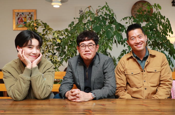 KBS 2TV '개는 훌륭하다'가 방송을 재개한다. 사진은 지난 2021년 '개는 훌륭하다' 100회 인터뷰 당시 모습. /사진=머니투데이