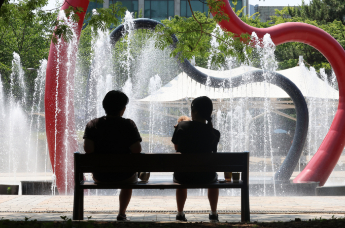  13일인 오늘 서울 낮 최고 기온 32도, 대구는 32도로 무더운 날씨가 이어지겠다. 사진은 지난 11일 오후 인천 남동구 중앙공원에서 시민들이 분수대에서 나오는 물줄기를 보며 더위를 식히고 있는 모습. /사진=뉴시스