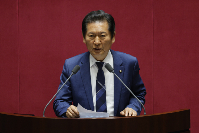 더불어민주당이 12일 법제사법위원회 첫 전체회의를 열고 당론 1호 법안인 '채상병 특검법'을 상정한다. 사진은 국회 법제사법위원장에 선출된 정청래 더불어민주당 의원이 10일 오후 서울 여의도 국회에서 열린 본회의에서 당선 소감을 밝히는 모습. /사진=뉴스1