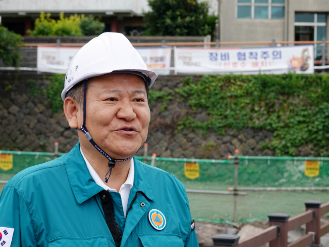 이상민 행정안전부 장관이 전북 부안군 지진 발생에 대해 12일 오전 8시35분부로 중앙재난안전대책본부 비상 1단계를 가동했다. 사진은 이 장관이 지난달 30일 제주시 용담동 한천 자연재해위험개선지구 정비사업장을 찾아 발언하는 모습. /사진=뉴시스