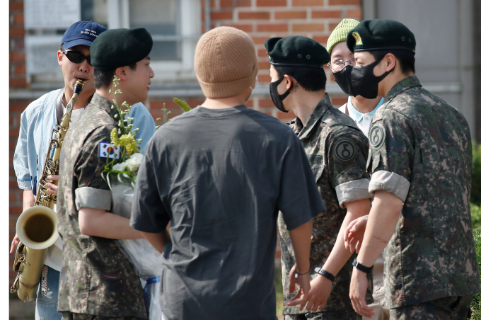 그룹 방탄소년단(BTS) RM(왼쪽 두번째부터)과 뷔, 제이홉, 정국, 지민이 12일 오전 경기도 연천 소재 육군 제5보병사단 신병교육대대에서 육군 현역으로 군 복무를 마친 진(왼쪽)을 축하했다. /사진=뉴스1