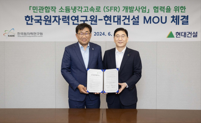 주한규(왼쪽) 한국원자력연구원 원장과 윤영준 현대건설 사장이 지난 11일 서울 종로구 계동의 현대건설 본사에서 '민·관합작 소듐냉각고속로 개발사업에 관한 업무협약'을 맺었다. /사진=현대건설