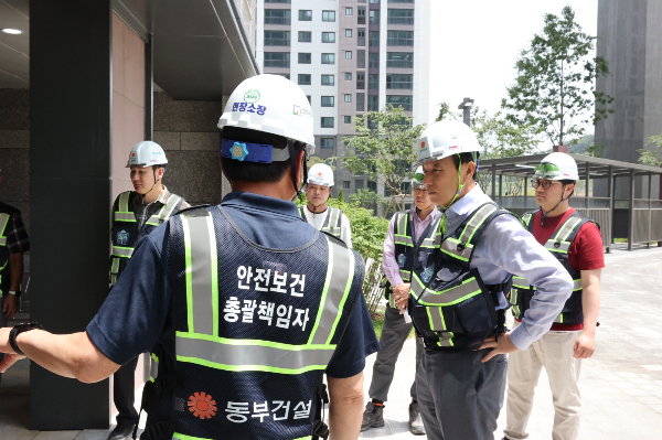  동부건설이 여름철 대비 집중 안전점검에 나선다. 사진은 윤진오(오른쪽 두번째) 동부건설 대표이사가 현장을 방문해 안전점검을 실시한 모습. /사진=동부건설