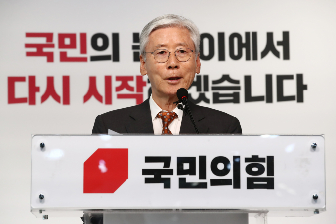 국민의힘 당헌·당규개정특별위원회가 12일 지도체제에 대해 현행인 단일지도체제를 유지하겠다고 전했다. 사진은 여상규 국민의힘 당헌·당규 개정특별위원회 위원장이 12일 서울 여의도 당사에서 당헌당규 개정 특별위원회 결정사항을 발표하는 모습. /사진=뉴스1