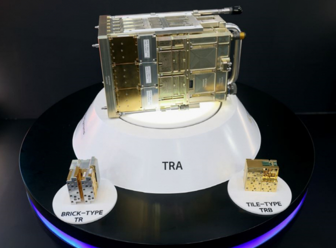 AESA 레이다의 핵심 부품인 브릭형 TRB(왼쪽)와 부피를 50%가량 줄인 타일형 TRB(오른쪽) 모습. /한화시스템