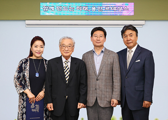 이순재 제42회 대한민국연극제 용인 명예대회장과 이상일 용인특례시장이  11일 용인시청에서 배우 이태원·박영규를 홍보대사로 위촉한 뒤 기념촬영을 하고 있다. / 사진제공=용인특례시