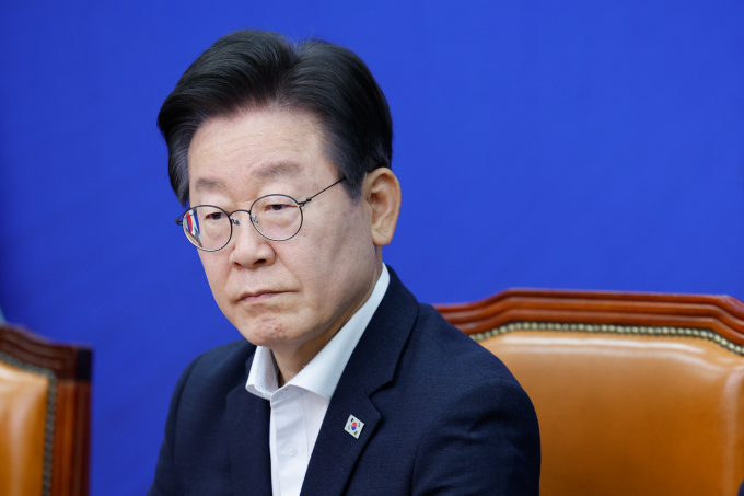 더불어민주당 당무위원회가 12일 이재명 민주당 대표의 반대에도 불구하고 대선에 출마하려는 당대표가 사퇴할 경우 사퇴 시한에 예외를 둘 수 있는 내용의 당헌·당규 개정안을 의결했다. 사진은 이 대표가 12일 서울 여의도 국회에서 열린 최고위원회의에 참석해 박찬대 민주당 원내대표 발언을 듣는 모습. /사진=뉴스1