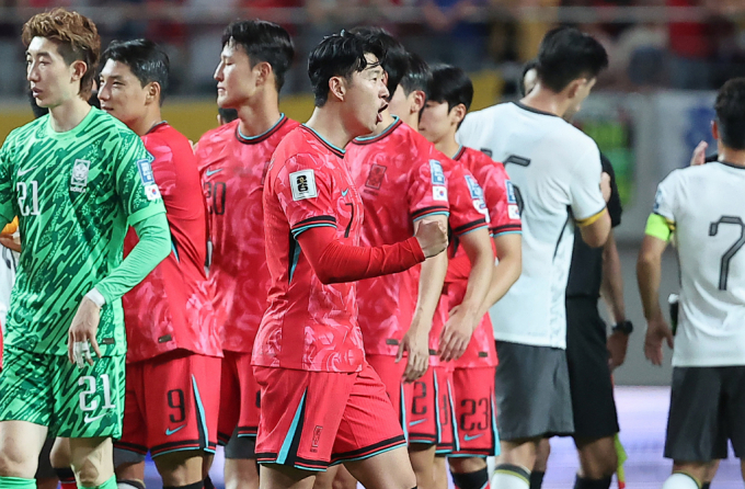 중국 축구대표팀이 지난 11일 저녁 서울월드컵경기장에서 열린 한국과의 경기에서 패했음에도 3차 예선에 진출했다. 사진은 중국전에서 승리한 한국 선수들이 기뻐하는 모습. /사진=뉴스1