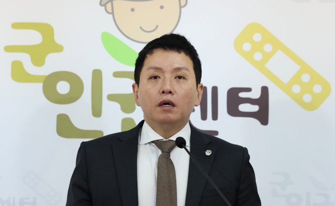 육군 12사단 훈련병 사망 사건과 관련해 숨진 훈련병에게 군기 훈련을 지시한 중대장이 쓰러진 훈련병 후송 구급차에 동승해 당시 상황을 축소 설명했다는 시민단체의 주장이 제기됐다. 사진은 지난달 24일 임태훈 군인권센터 소장이 '채상병 특검법'과 관련 기자회견을 하는 모습. /사진=뉴시스