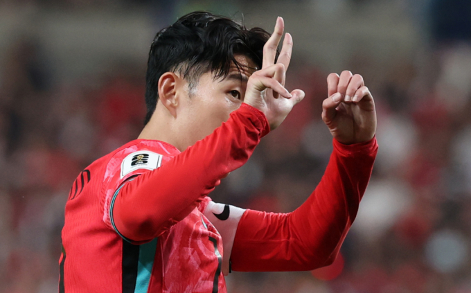 손흥민이 중국의 경기 전반전 도중 중국 축구팬의 야유에 1차전 스코어인 3-0을 완승을 상기시키는 제스처를 취했다. /사진=뉴스1