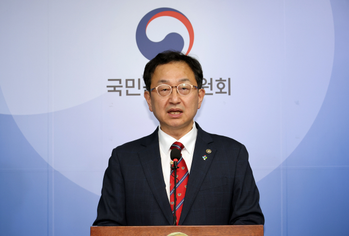 국민권익위원회가 12일 윤석열 대통령의 부인 김건희 여사의 명품백 수수 의혹 사건 종결에 대한 오해를 해명했다. 사진은 정승윤 국민권익위 부위원장 겸 사무처장이 지난 10일 세종시 정부세종청사에서 김건희 여사의 '명품 가방 수수 의혹' 신고사건에 대해 청탁금지법상 공직자 배우자에 대한 제재 규정이 없다는 점을 들어 종결 처리한다고 밝히는 모습. /사진=뉴시스