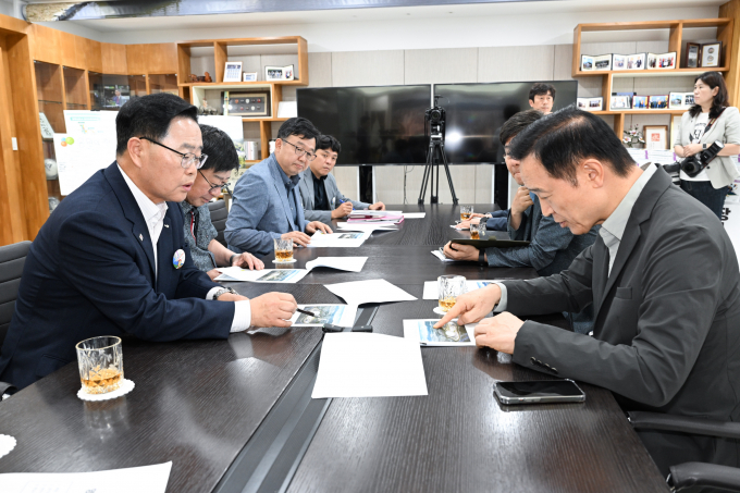 임태희 경기도교육감(오른쪽)이 강수현 양주시장(왼쪽) 등과의 간담회 자리에서 양주 국제스케이트장 유치 등 지역 교육 현안에 대해 궁금한 점을 질의하고 있다. /사진제공=양주시