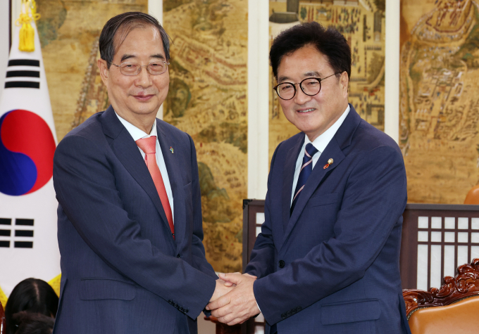 우원식 국회의장과 한덕수 국무총리가 12일 만나 상임위원회를 놓고 대립 중인 여·야를 두고 신경전을 벌였다. 사진은 우 의장(오른쪽)이 12일 서울 여의도 국회에서 한 총리를 접견한 모습. /사진=뉴시스