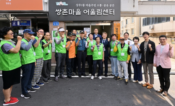 김이강 광주시 서구청장이 11일 상무1동 파랑새원룸타운에서 제1호 마을관리사무소를 개소하고 참석자들과 화이팅을 외치고 있다./사진=광주 서구청