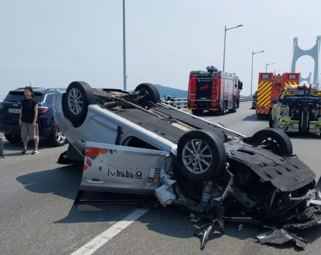 해운대 남구 방향 광안대교 상판에서 차량 5대가 추돌 하는 사고가 발생했다. 사진은 해당 사고로 택시가 전복된 모습./사진=뉴스1(부산소방재난본부)