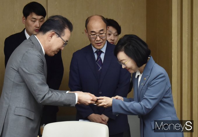 [머니S포토] 푸드QR 표준 적용 MOU, 인사 나누는 식약처 오유경·롯데白 정준호