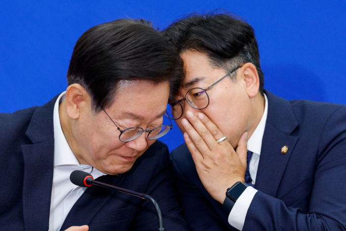 박찬대 더불어민주당 원내대표가 정부·여당을 향한 비난의 목소리를 높였다. 사진은 이재명 더불어민주당 대표(왼쪽)와 박찬대 원내대표(오른쪽)이 12일 오전 서울 여의도 국회에서 열린 최고위원회의에 참석해 대화하는 모습이다./ 사진=뉴스1  