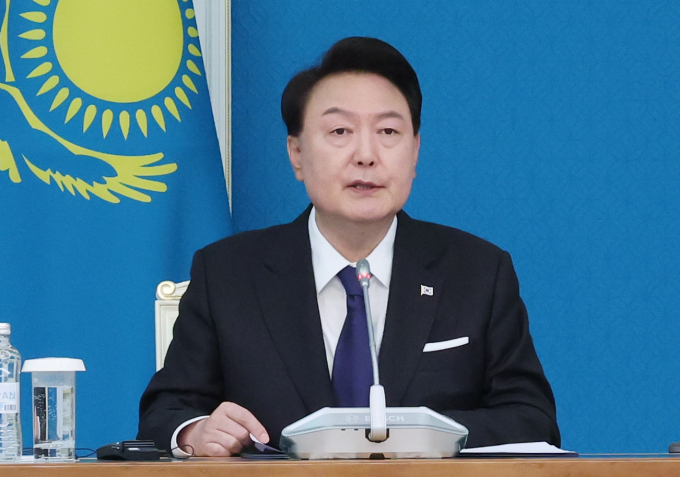 윤석열 대통령이 12일 카자흐스탄에서 핵심 광물 공급망 협력 파트너십 양해각서를 체결했다고 밝혔다. 사진은 윤 대통령이 12일(현지시각) 카자흐스탄 아스타나 대통령궁에서 카슴-조마르트 토카예프 카자흐스탄 대통령과 한-카자흐스탄 정상 공동언론발표를 하는 모습. /사진=뉴시스 