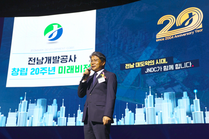 장충모 전남개발공사 사장이 12일 무안 남도소리울림터에서 열린 창립 20주년 미래비전 선포식서 발언하고 있다./홍기철기자 