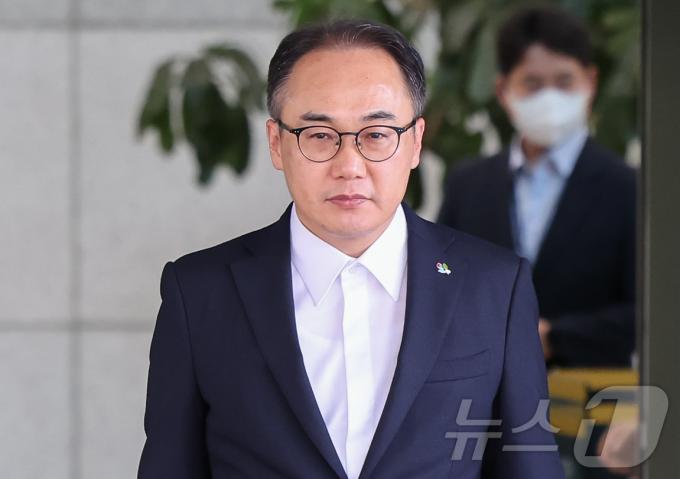 [사진] 청사 나서는 이원석 검찰총장