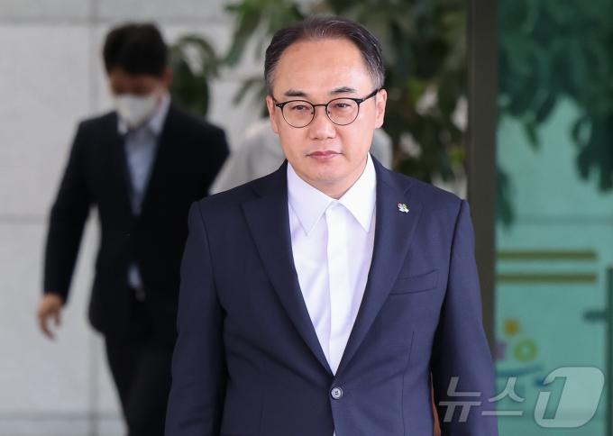 [사진] 청사 나서는 이원석 검찰총장