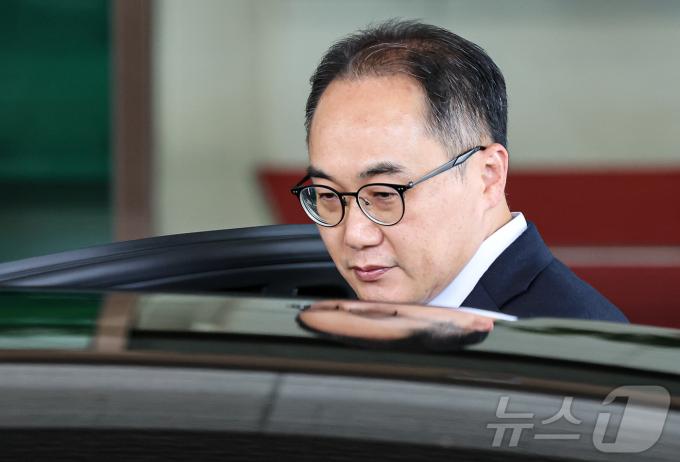 [사진] 대검찰청 나서는 이원석 검찰총장