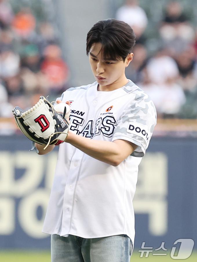 [사진] 시구 준비하는 엘