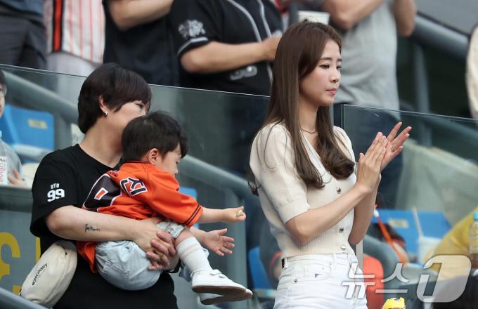 [사진] 남편 류현진 응원하는 배지현