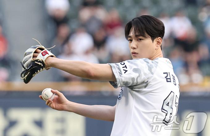 [사진] 엘, 만찢남의 시구