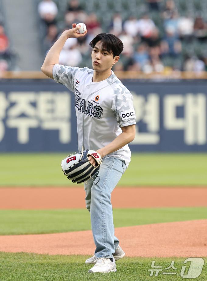 [사진] 엘, 만찢남의 시구
