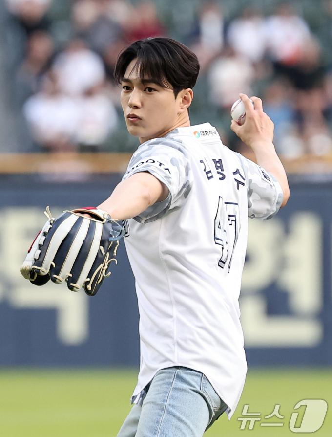 [사진] 엘, 만찢남의 시구
