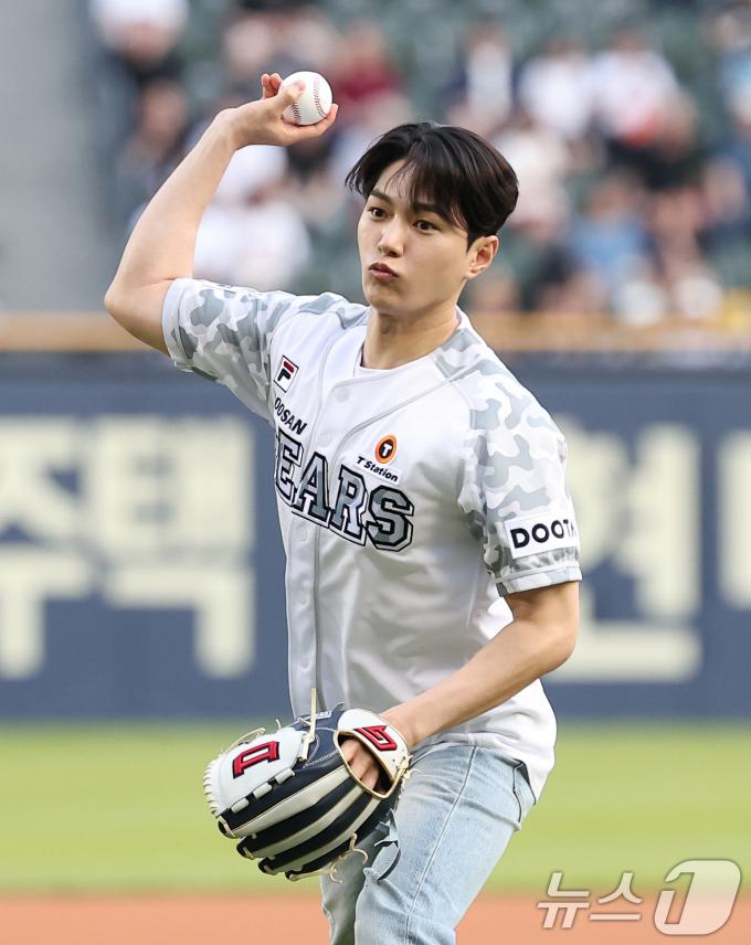 [사진] 엘, 만찢남의 시구