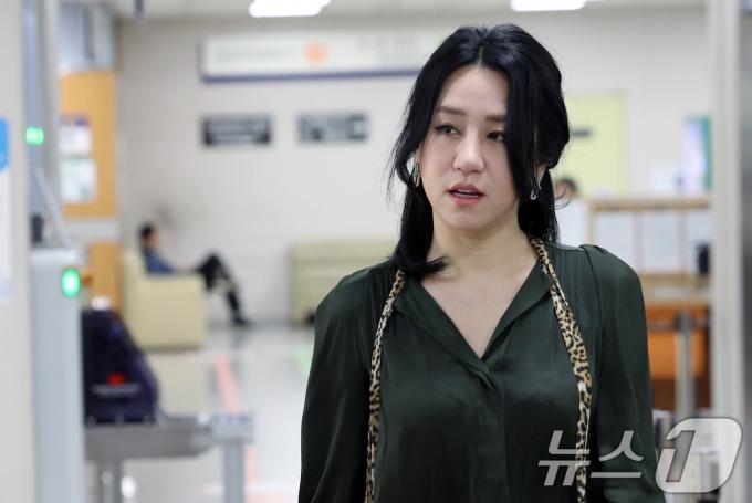 '고발 사주 의혹' 제보자 조성은 씨가 12일 오후 서울 서초구 서초동 서울중앙지방법원에서 열린 공직선거법 위반 등 혐의 2심 3차 공판에 증인으로 출석하고 있다. 2024.6.12/뉴스1 ⓒ News1 박정호 기자