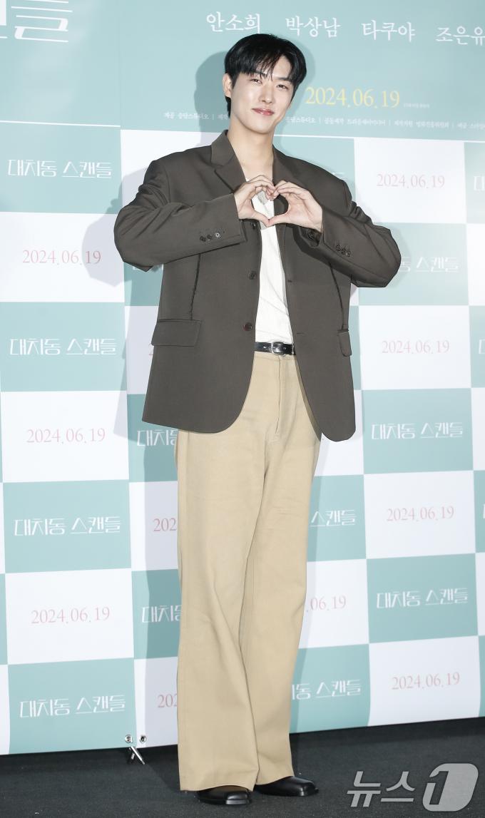 [사진] 타쿠야, 젠틀맨의 손 하트