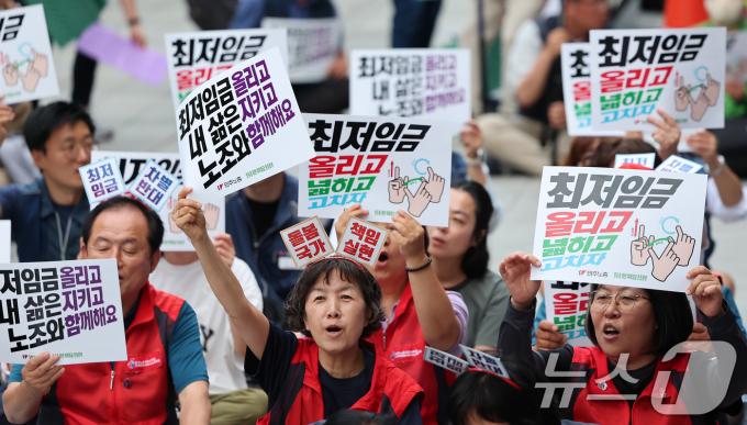 [사진] 광화문역에서 열린 최저임금 인상 문화제