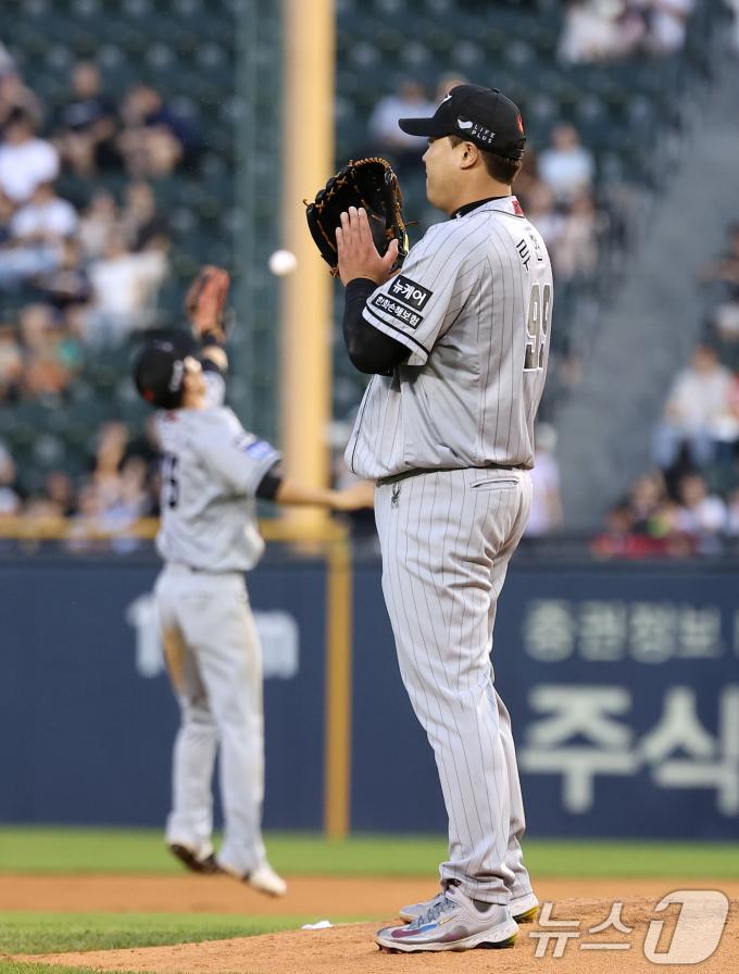 [사진] 이도윤 향해 박수 보내는 류현진